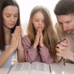 gente-cristiana-tiro-medio-rezando-juntos_23-2149386645