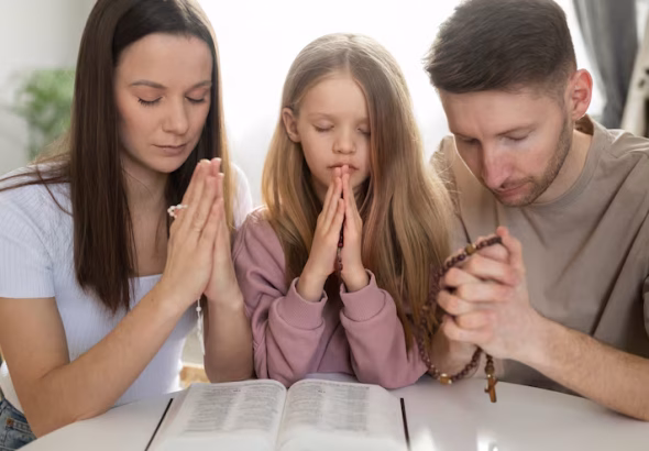 gente-cristiana-tiro-medio-rezando-juntos_23-2149386645
