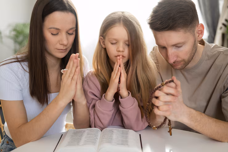 gente-cristiana-tiro-medio-rezando-juntos_23-2149386645